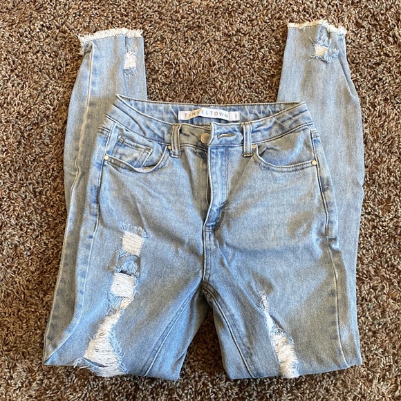 Tinseltown size 1: Light wash denim, skinny Jean with frayed ankles - Picture 3 of 4